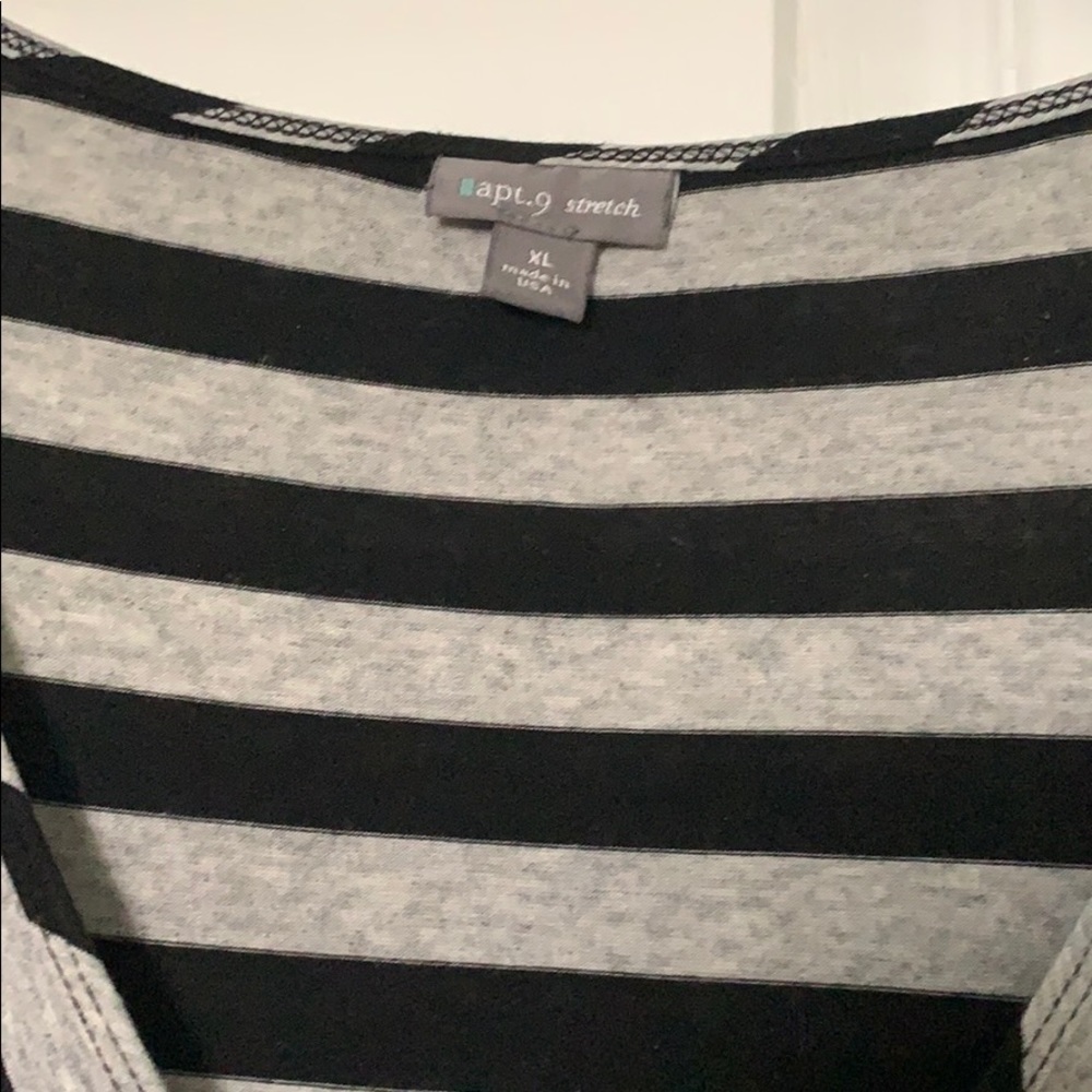 Extremely flattering striped top - Picture 2 of 3